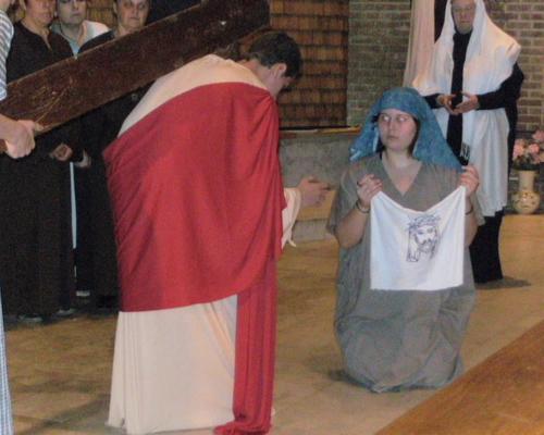 5ème tableau : Jésus porte sa croix