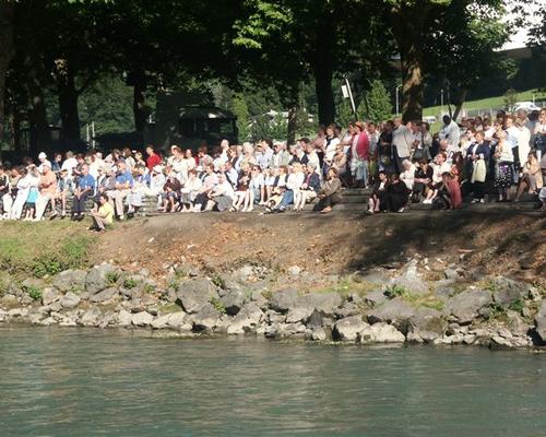 La foule de l'autre coté du gave