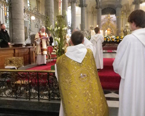 L'encensement du cierge pascal