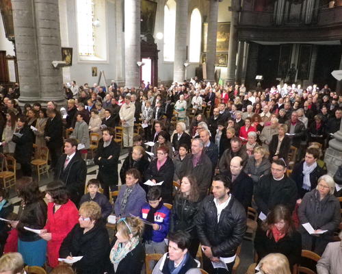 Rarement la collégiale reçoit une telle foule. Assurément, il y a plus de monde cette année que l'année dernière.