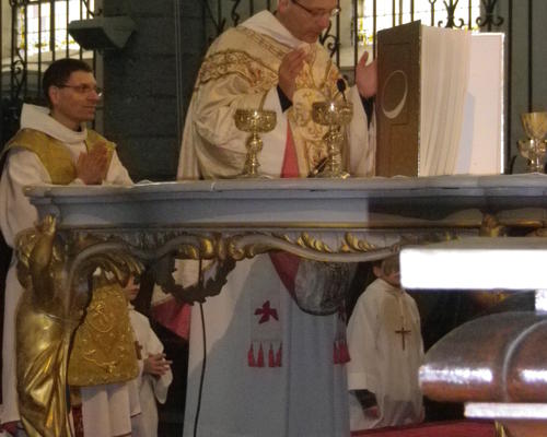 "Fais grandir Ton Eglise dans la charité avec notre pape Benoît, notre évêque François,..."