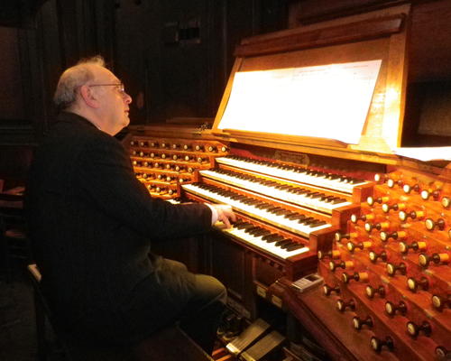 L'organiste, homme invisible mais essentiel pour la beauté de la liturgie.