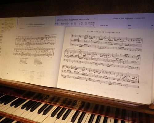 Partition au dessus des claviers du grand orgue.