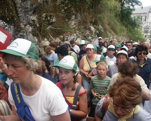 Le pélé jeune fait le chemin de Croix