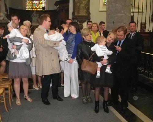 A l'issue de la messe, 4 bébés ont été baptisés, accompagnés de leurs parents, parrains et marraines. Quelle plus belle fête que Pâques pour célébrer des baptêmes!
