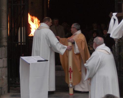 le Cierge Pascal est allumé au feu nouveau