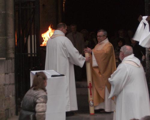 le Cierge Pascal est allumé au feu nouveau