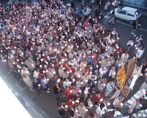 La procession aux flambeaux commence