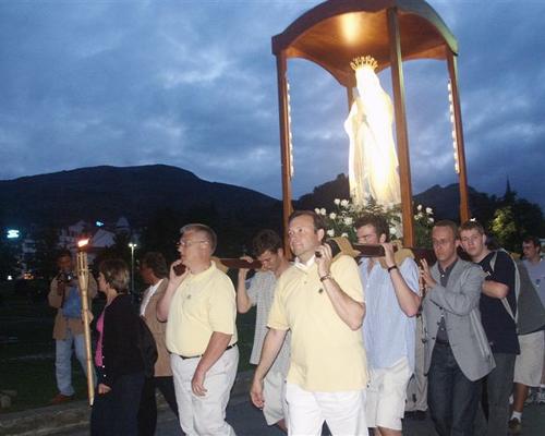 La vierge portée par des hommes du diocèse