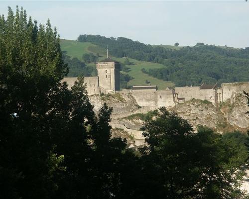 Une vue de du fort de Lourdes, depuis le camp des