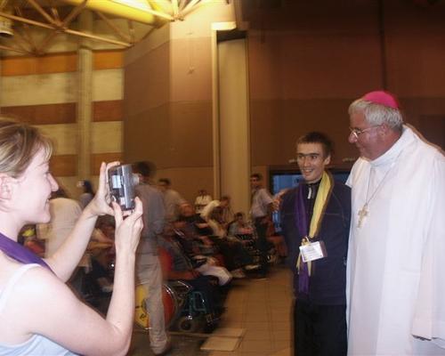 Monseigneur avec un jeune du petit train de l'Amit