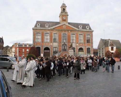 Départ de la procession avec les paroissiens