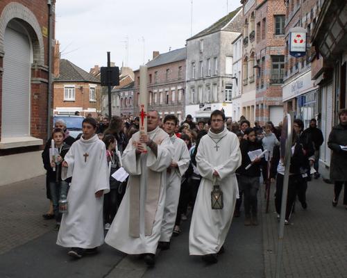 Avancement de la procession dans la rue
