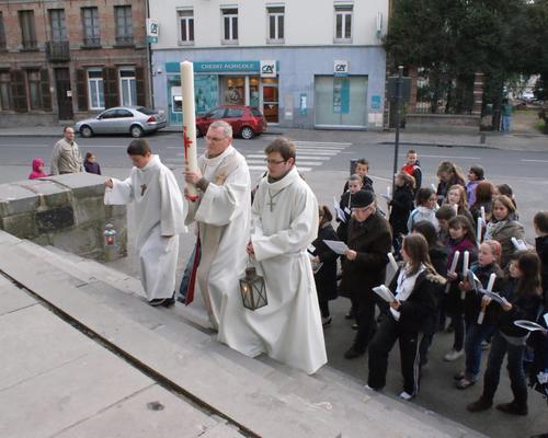 Arrivée de la procession aux marches de l’église