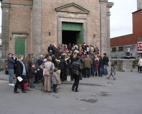 Procession avec l’entrée de l’église en arrière plan