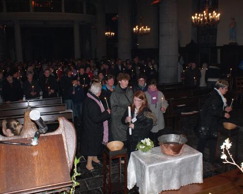 Les paroissiens faisant le signe de la croix