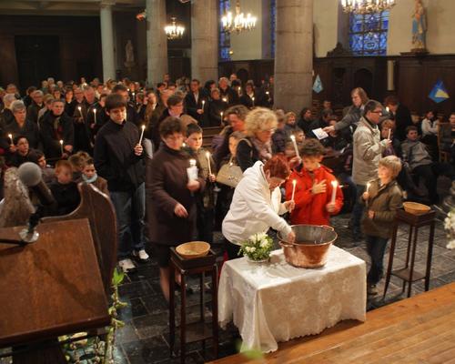 Les paroissiens faisant le signe de la croix