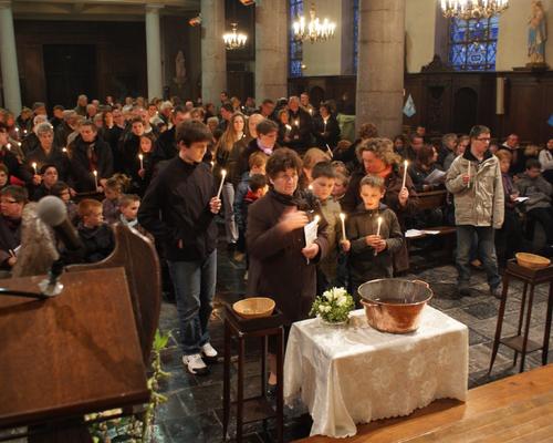 Les paroissiens faisant le signe de la croix