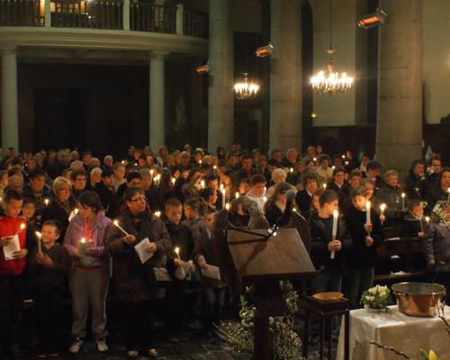Photos des paroissiens avec les cierges allumés