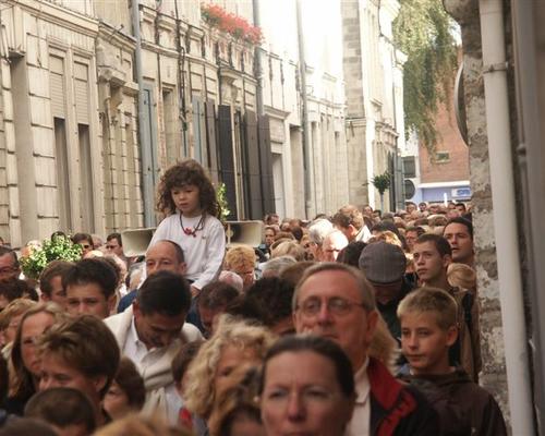 Foule qui traverse les rues de Valenciennes