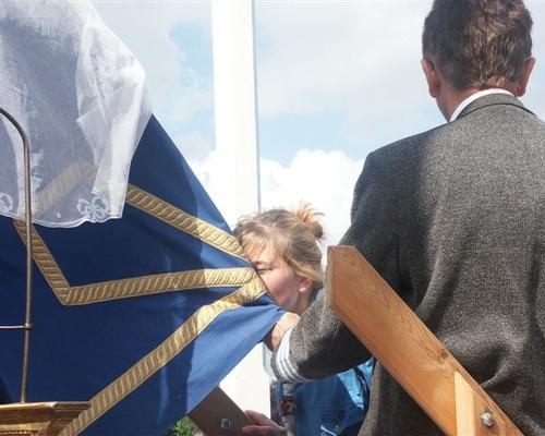 Une femme embrasse le manteau de la Vierge