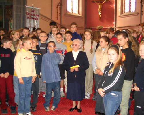 soeur Marie-Claire avec les enfants