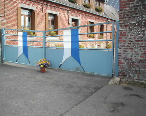 rues et maisons sont aux couleurs mariales