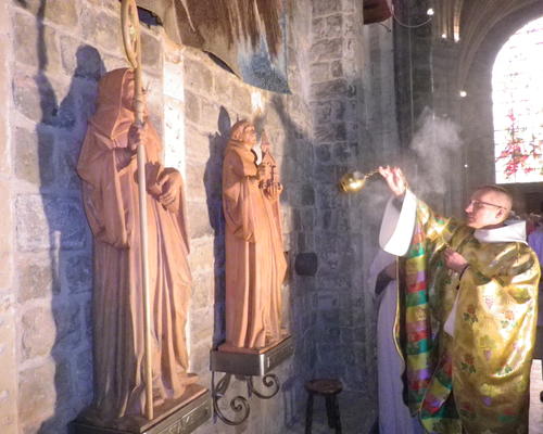 L'encensement des statues nouvellement bénies