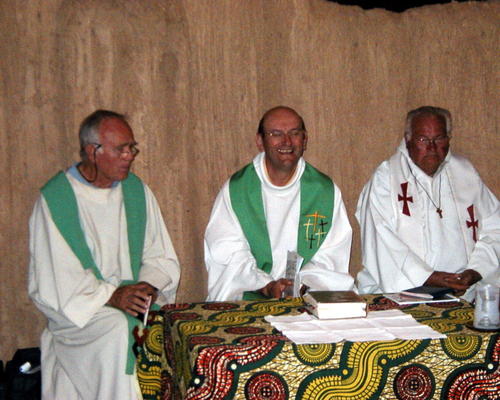 Tam: Fr Antoine et une partie du clergé diocésain