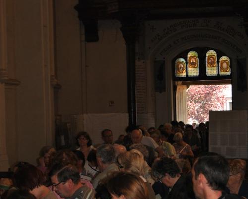 Arrivée à l'église