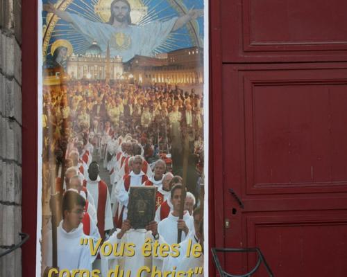 Sur la porte, le kakemono du rassemblement
