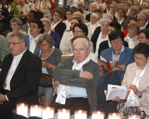 Mgr Gérard COLICHE (Évêque auxiliaire de Lille), le Père Guy DUMINY (Aumônier diocésain des Équipes du Rosaire d’ARRAS) et Anne-Marie NAS