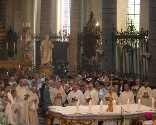 Prêtres et diacres autour de l'autel (1)