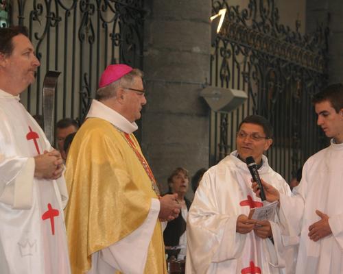 Le Père Bernard DESCARPENTRIES accueille Mgr Gérard COLICHE