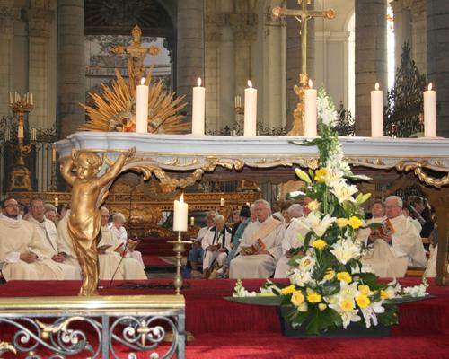 Prêtres et diacres autour de l'autel (5)