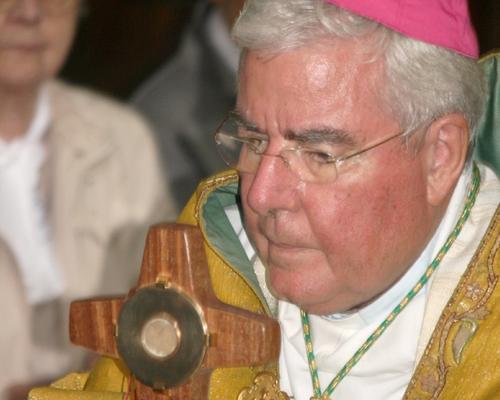 Mgr François GARNIER porte l'Hostie du Miracle