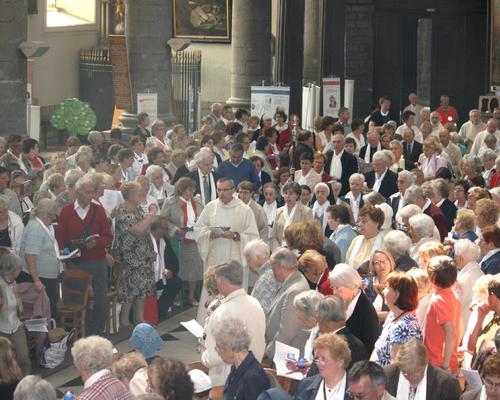 La procession dans l'allée centrale (1)