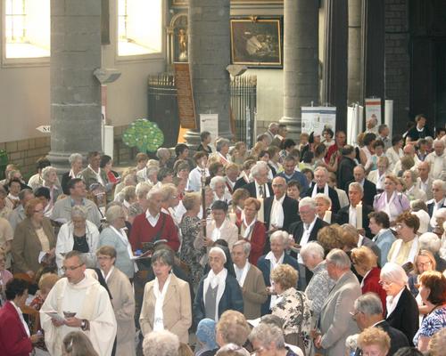 La procession dans l'allée centrale (2)