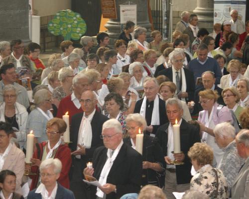 La procession dans l'allée centrale (3)