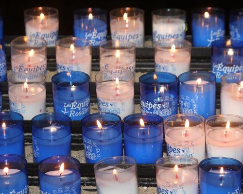Le bougies avec le logo des équipes du Rosaire