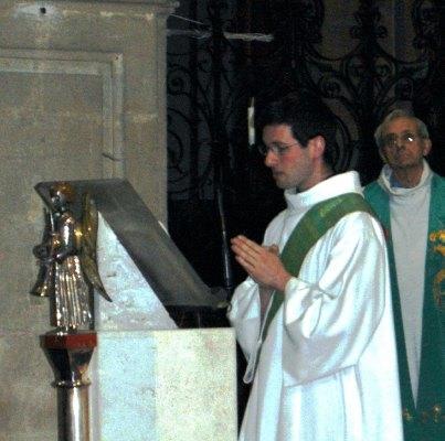 Mattieu proclame l'Evangile.