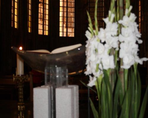 5 potées de glaïeuls à l'autel et une à l'ambon : les 6 jarres de l’Évangile de Cana !