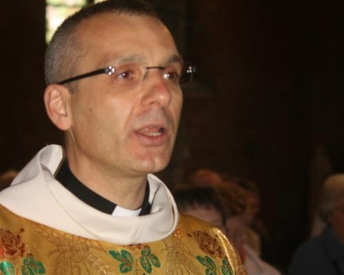 "Louez le Dieu de Lumière, il nous arrache aux ténèbres"