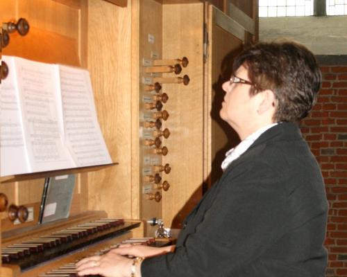 Thérèse AUBRUN à l'orgue