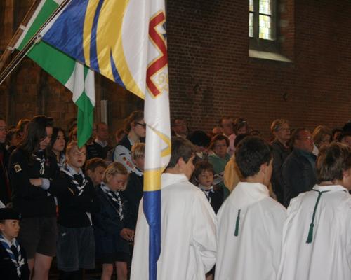 Les étendards saluent le St Sacrement