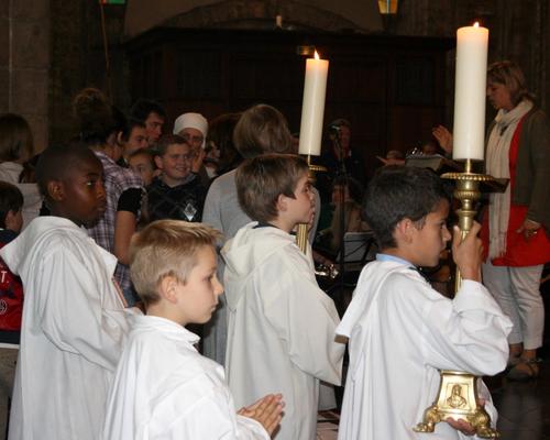 Les céroféraires accompagnent La communion