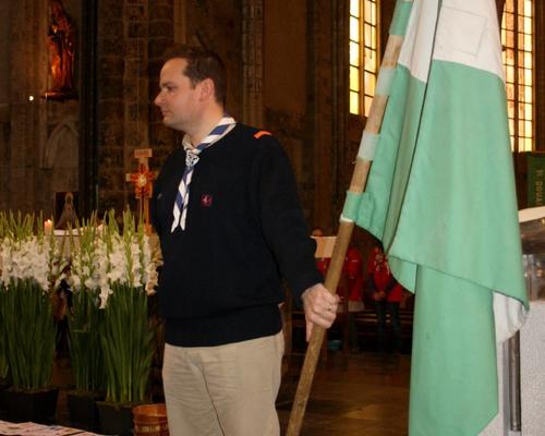 La communion (3) - Philippe MARTY chef du groupe St Georges de Douai, porte le drapeau des SUF