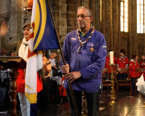 La communion (4) - Denis WIART, chef adjoint du groupe Ste Thérèse de Douai, porte le drapeau des SGDF