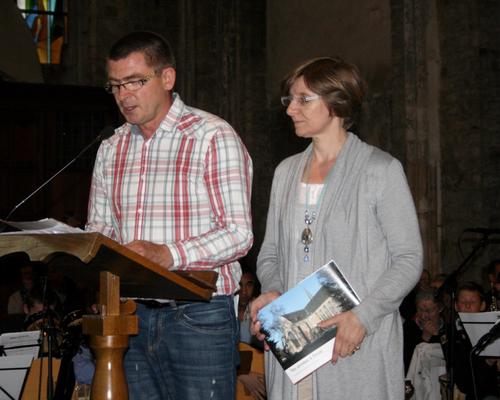 Eric DANNEELS et Isabelle DE CHABOT, pour l'équipe d'animation liturgique, remercient le Père José...
