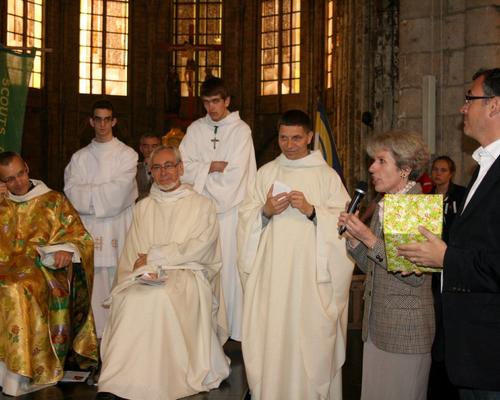 Chantal BRISABOIS remercie le Père José pour son action auprès des jeunes, et dans le domaine de la culture : une œuvre de valorisation du patrimoine religieux, et surtout d'enrichissement spirituel